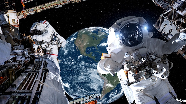 Photo astronaut spaceman do spacewalk while working for spaceflight mission