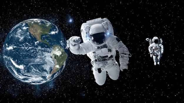 우주 비행사 우주인은 우주 비행 임무를 위해 일하는 동안 우주 유영을 합니다.