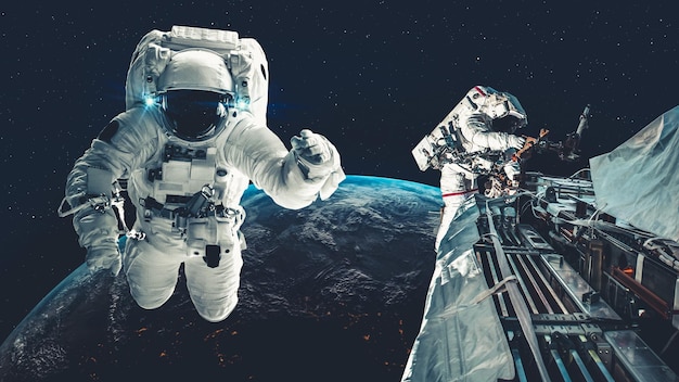 Астронавт-космонавт выходит в открытый космос во время работы над космическим полетом