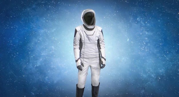 Foto astronauta nelle stelle uomo spaziale nell'universo astronauta in tuta spaziale bianca nello spazio profondo e luminoso