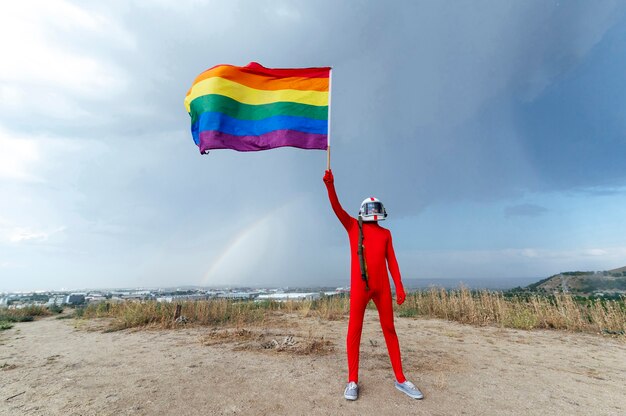 LGBT 깃발을 든 우주 비행사 - 게이 프라이드 LGBT.Madrid.Spain