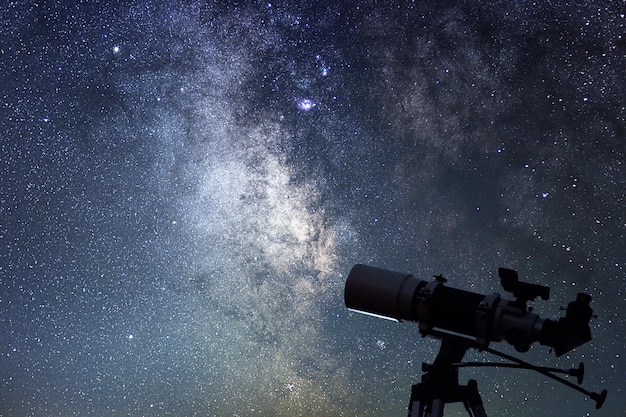 Photo astronomical telescope starry night. milky way galaxy