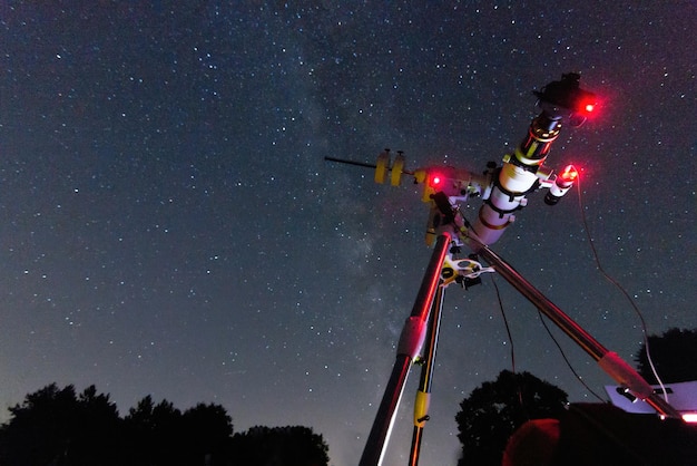 Foto telescopio astronomico notte stellata. galassia della via lattea