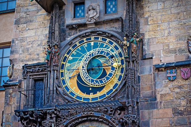 Astronomische klok op de oude stadhuistoren in Praag