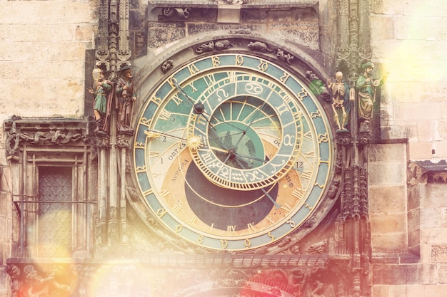 Foto astronomische klok orloj van praag op het oude stadsplein in praag, tsjechië europa beroemde bezienswaardigheden in praag vintage stijl afgezwakt