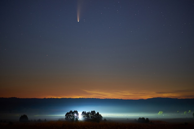 天体写真。 C / 2020 F3（NEOWISE）またはNEOWISE彗星、2020年3月27日に発見されたレトログラード彗星。