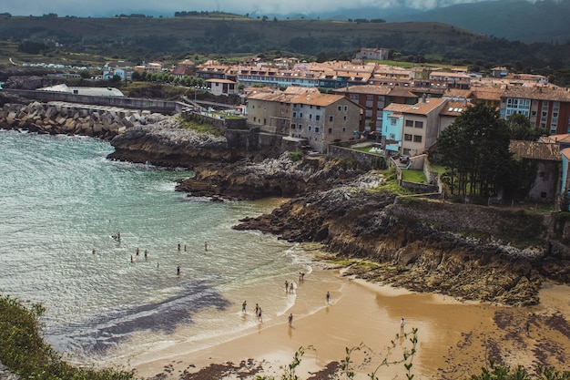 Астурийские пляжи с купающимися людьми