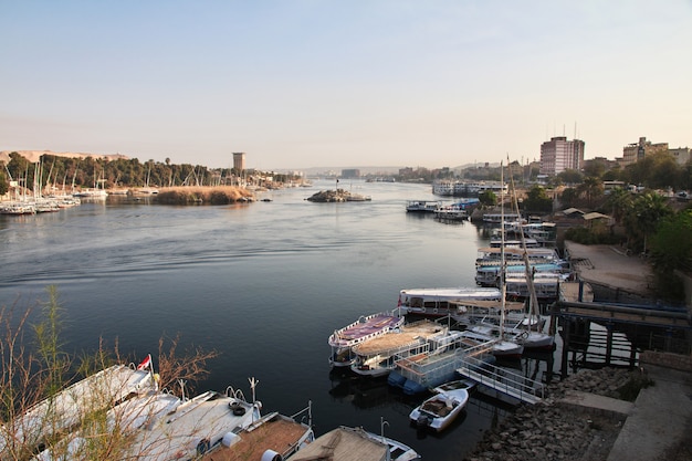 Città di assuan in egitto sul fiume nilo