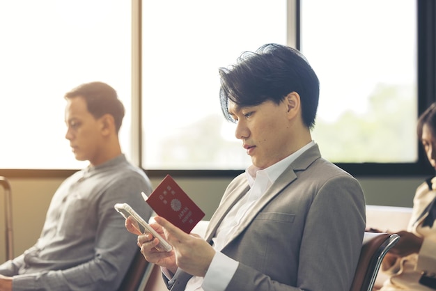 사진 공항에서 사업가는 비행기가 이륙하기를 기다리는 시간을 보낸다