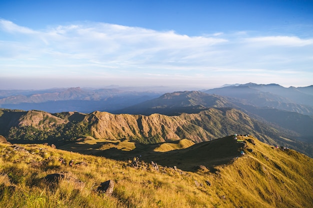 写真 多くの旅行者がハイキングやキャンプに来ているので、マウントミュレイトのピークには新しい人気のアトラクションがあります。