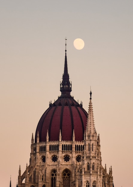 Atardecer en el parlamento de budapest, hongarije