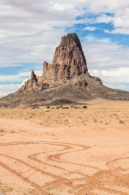 Photo atathla peak, an extinct volcano sometimes called el capitan, in monument valley on the navajo reservation of northern arizona.