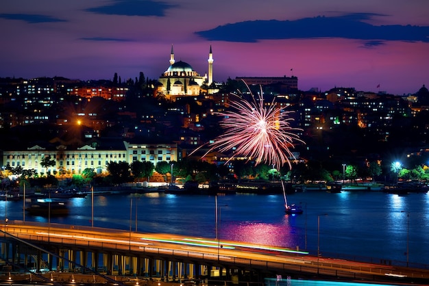 休日の夜、トルコのアタチュルク橋とイスタンブールの街並み