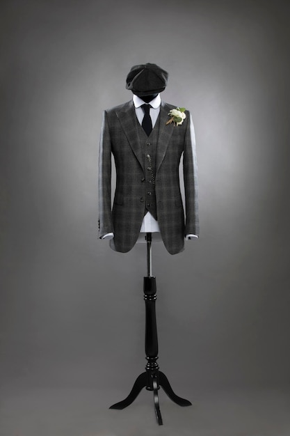 Foto atelier per riparare i vestiti look alla moda look alla moda look da uomo stile matrimonio concetto di moda abbigliamento di marca costume classico abito su sfondo nero esposizione del negozio stile classico sfondo grigio