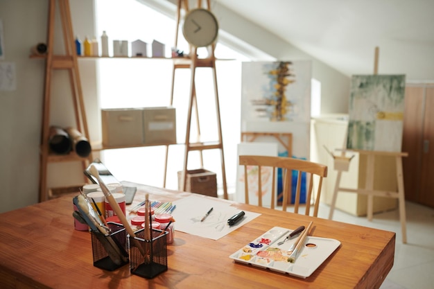 Foto atelier van vakman met tekeningen schilderijen en schrijfwaren