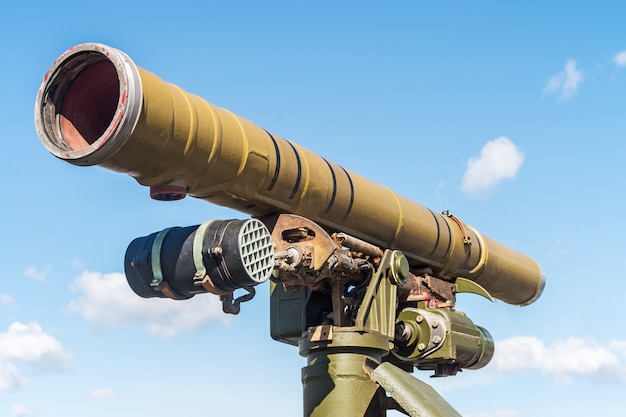 古いロシアの戦車に搭載されたATGM