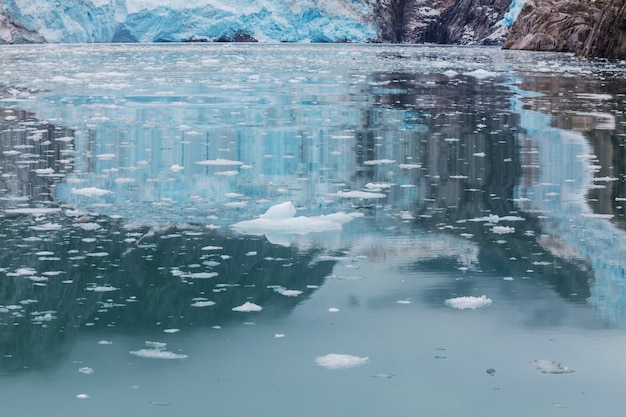 Foto ghiacciaio athabasca columbia icefields, canada. paesaggi naturali insoliti.