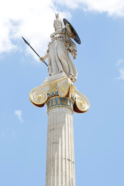 Statua di atena si trova vicino all'ingresso principale dell'accademia di atene in grecia