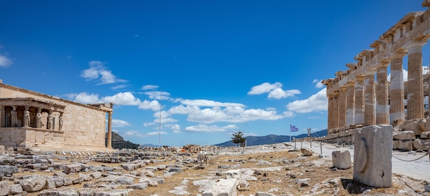 Athene Akropolis Griekenland Parthenon-tempel en een deel van Erechtheion Griekse vlag zwaaien