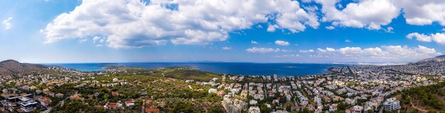 Foto panorama di atene grecia vista aerea del drone di vouliagmeni e kavouri soleggiata giornata estiva