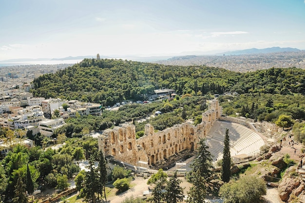 사진 아크로폴리스 그리스의 헤로디온 아티쿠스 고대 극장의 아테네 유적