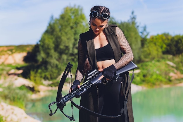 Photo athlete aiming young woman holding the crossbow