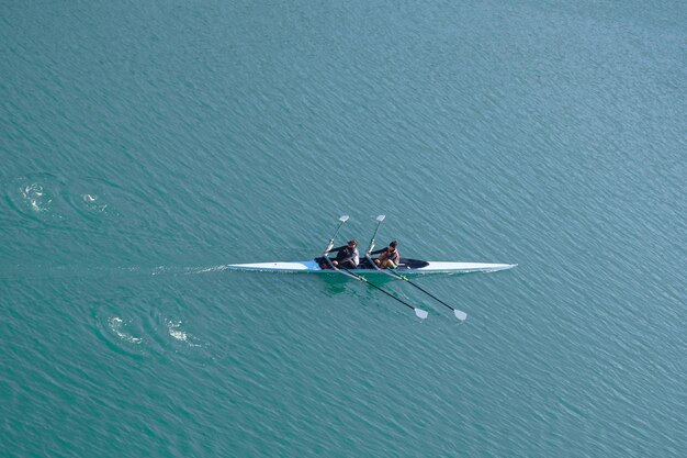 스페인 바스크 지방 빌바오 시 네르비온 강에서 카누를 탄 선수