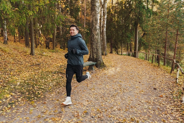 Спортсмен делает упражнения на ноги каждый день зимой Активная тренировка и здоровый образ жизни Разминка