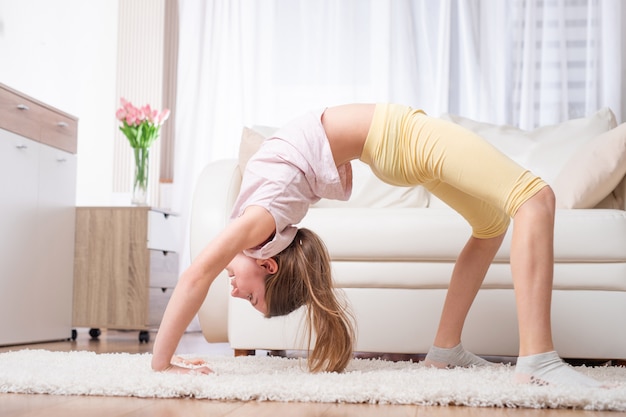 Atleta che fa allenamento a casa