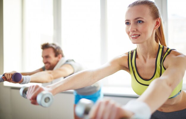 Foto atleta allenamento fitness femminile sportswear