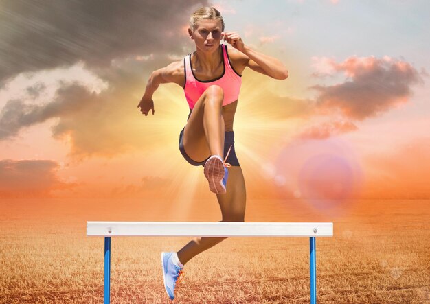 Фото Спортсмен прыгает через препятствия на фоне неба
