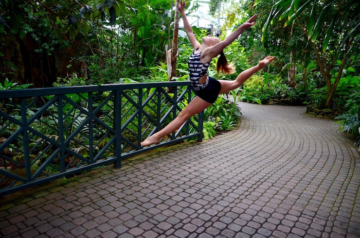 Photo athlete leaping in garden