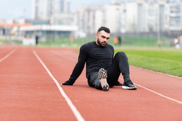 Спортсмен отдыхает после бега на улице