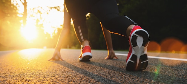 靴のワークアウトとダイエットのコンセプトにトレッドミルのクローズ アップで実行されているアスリート ランナーの足