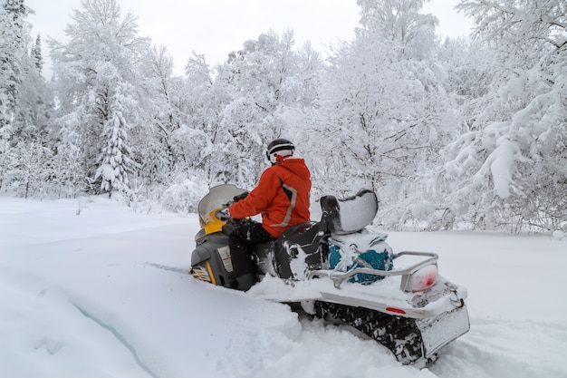 Atleta su una bici da neve