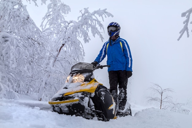 Atleta su una bici da neve