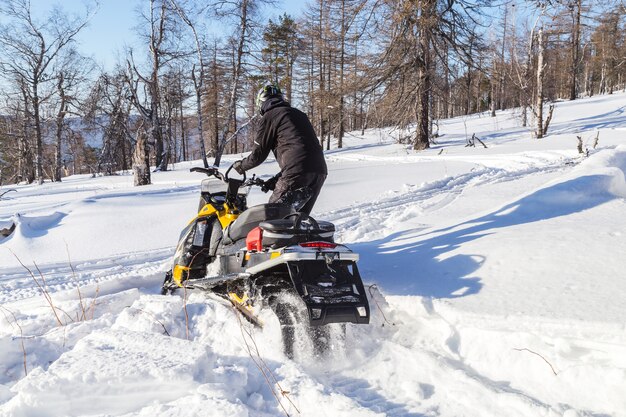 Atleta su una motoslitta.