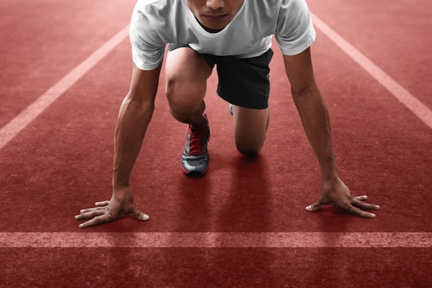 Foto atleta in posizione di partenza