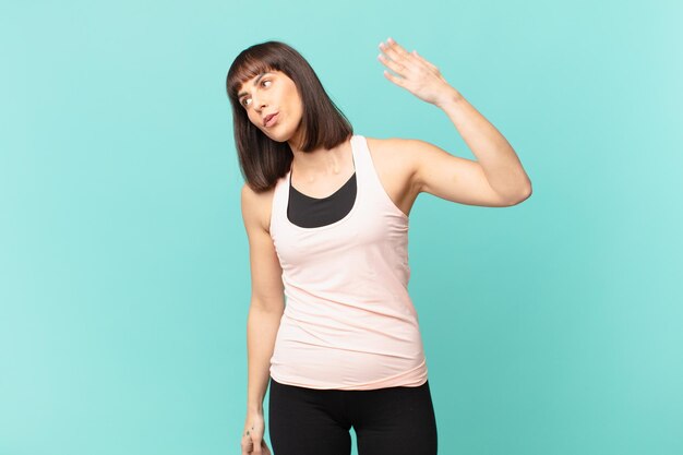 Photo athlete woman feeling stressed, anxious, tired and frustrated, pulling shirt neck, looking frustrated with problem