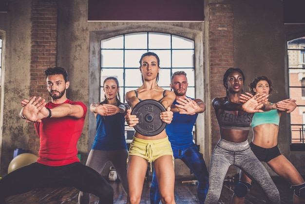 Photo athletes training in a gym