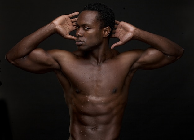 Фото Спортивный афро-американский человек с руками в голову