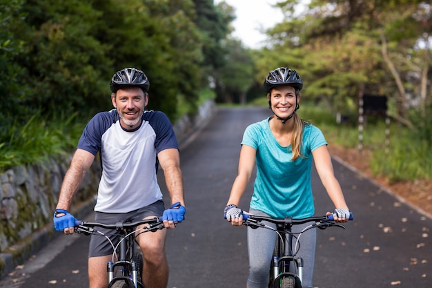 公道でサイクリング運動のカップル