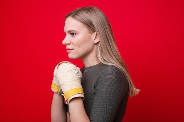 Спортивная (ый) женщина-боксер на красном фоне