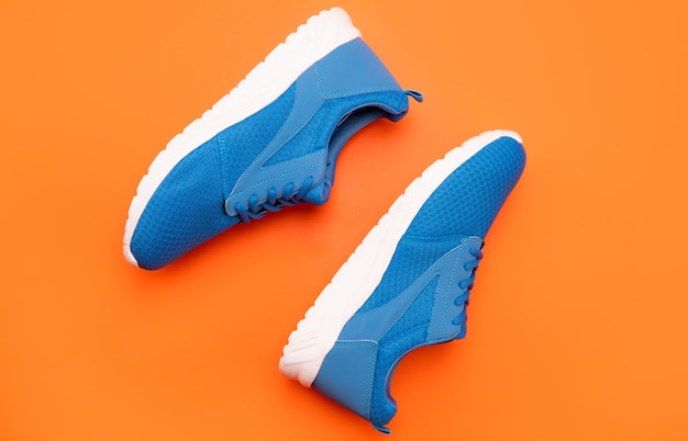 편안한 스포츠 신발 스포티 한 파란색 운동화 한 켤레를 실행하기위한 운동 신발