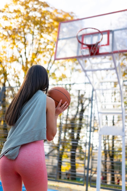 Photo athletic girl with a basket ball