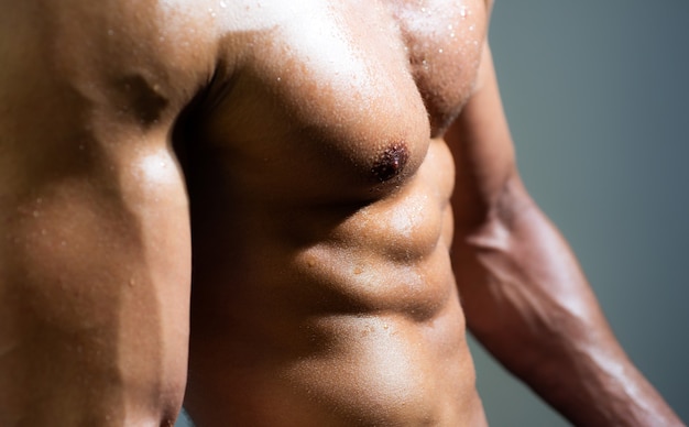 Фото Спортивный парень, разгибающий мышцы живота, мужчина, пресс, шесть пакетов