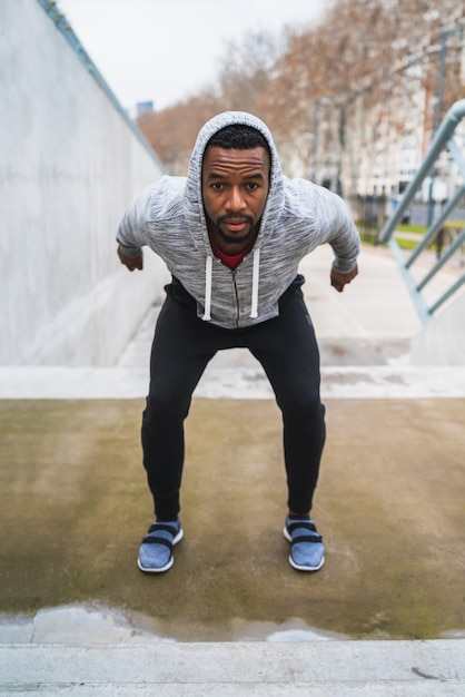 運動をしている運動の男。