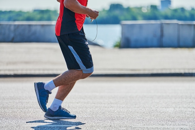 Спортивный человек, бег в спортивной одежде в городе