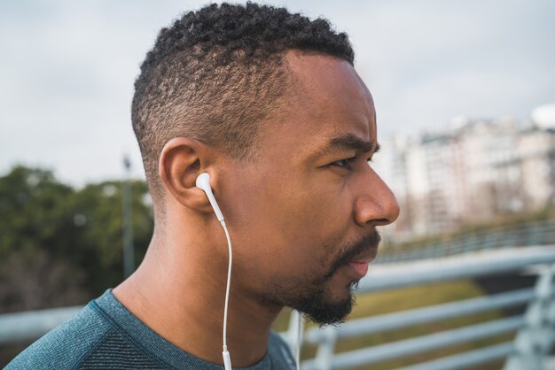 Photo athletic man listening to music.