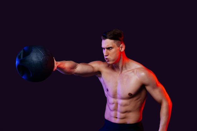 Спортсмен с подтянутым мускулистым телом тренируется в студии